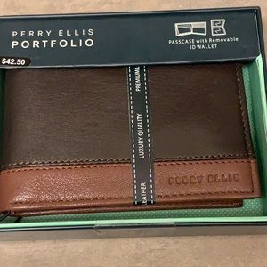 New Perry Ellis Premium Leather Passcase Wallet Never Used!